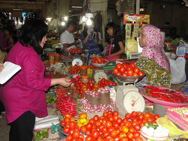 Kunjungan Reses kepasar MandongaKendari Sulawesi Tenggara dalam rangka memantau harga sembako dan sayur mayur yang harganya melmbung tinggi akibat kenaikan BBM pada 13 Desember 2014 (2)