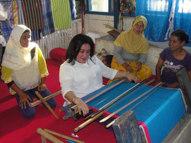 Mengunjungi Sentra Tenun masyarakat di Kota Bau Bau dengan masyarakat Kota Bau Bau Tanggal 14 Desember 2014 (2)