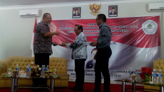 Hang Ali saat menyampaikan materi Sosialisasi Pancacila, UUD NRI Tahun 1945, NKRI dan Bhinneka Tunggal Ika. Di Universitas PGRI Palangka Raya.3